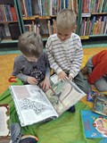 Dzieci oglądają książki