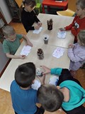 Przedszkolaki wykonują zadanie