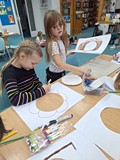 dzieci wykonują pracę plastyczną