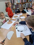 dzieci wykonują pracę plastyczną