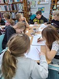 dzieci wykonują pracę plastyczną