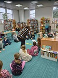 bibliotekarka czyta z uczniami opowiadanie