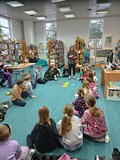 bibliotekarka czyta z uczniami opowiadanie