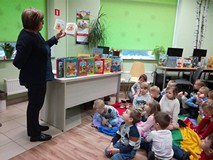 Pani Ania czyta dzieciom o przygodach Kubusia Puchatka