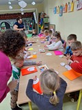 Dzieci tworza prace plastyczną