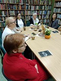 uczestnicy rozmawiają o książce