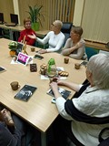 uczestnicy rozmawiają o książce