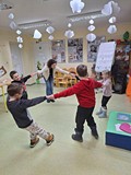 dzieci w trakcie zabawy