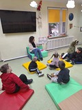 bibliotekarka czyta książkę