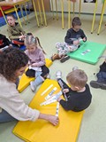 Dzieci układają puzzle