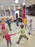 Dzieci w trakcie zabawy ruchowej