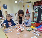 Bibliotekarka pomaga przy układaniu puzzli