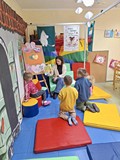 bibliotekarka czyta książkę