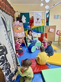 bibliotekarka czyta książkę dzieciom