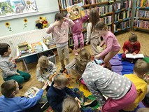 Dzieci oglądajace książki