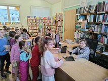 Dzieci wcielające się w role bibliotekarki i czytelnków