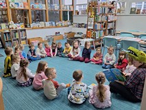 bibliotekarka czyta dzieciom opowiadanie