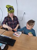 chłopiec wypożycza książkę
