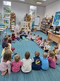 bibliotekarka mówi dzieciom o programie 