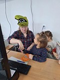 dziewczynka wypożycza książkę