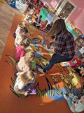 dzieci oglądają książki