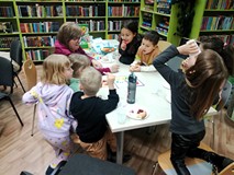 Uczestnicy grający w chińczyka