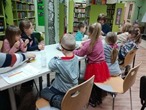 Uczestnicy grają w „Kolory”