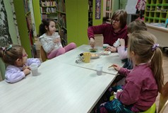 Uczestnicy w trakcie gry w „Gorącego ziemniaka”