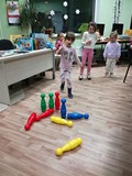 Dziewczynki grają w kręgle