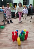 Dziewczynki grają w kręgle