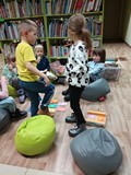 Uczestnicy podczas gry w „Od stóp do głów”