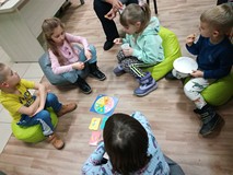 Uczestnicy podczas gry w „Od stóp do głów”