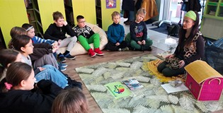 Dzieci słuchają opowieści pani Katarzyny