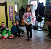 Dziewczynka idzie z dużą tacą na głowie - test równowagi