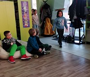 Test równowagi - dziewczynka z tacą na głowie 1