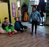 Test równowagi - dziewczynka z tacą na głowie 2