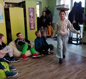 Dziewczynka z tacą na głowie