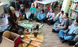 Pani Katarzyna opowiada o afrykańskich instrumentach muzycznych