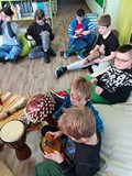 Dzieci oglądają instrumenty muzyczne