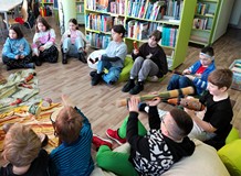 Dzieci oglądają instrumenty muzyczne