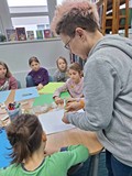 dzieci tworzą wiersz z wyrazów