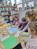 dzieci tworzą wiersz z wyrazów