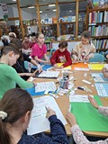 dzieci tworzą wiersz z wyrazów