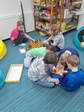 dzieci grają w gry planszowe