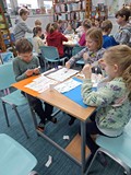 dzieci tworzą wiersz z wyrazów