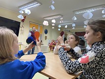 Dzieci bawią się łączeniem kolorów
