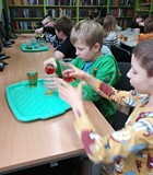 Dzieci podczas eksperymentu z łączeniem kolorów