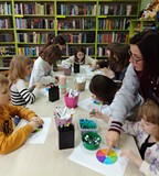 Uczestnicy warsztatów podczas kolorowania dysków