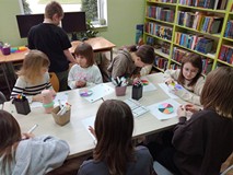 Uczestnicy warsztatów podczas kolorowania dysków