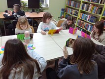 Dzieci podczas eksperymentów z lusterkami